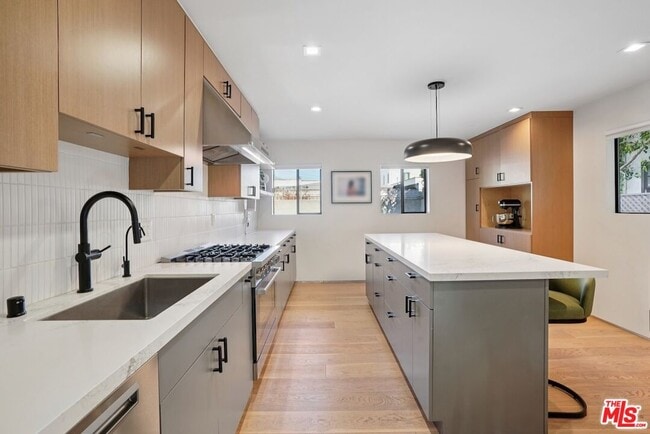 Photo - 838 N Mansfield Ave Unit 102