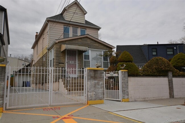 Building Photo - 24-10 Gillmore St Unit 2