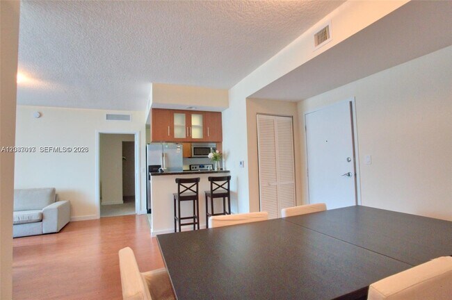 Photo - 601 NE 23rd St Unidad 1004