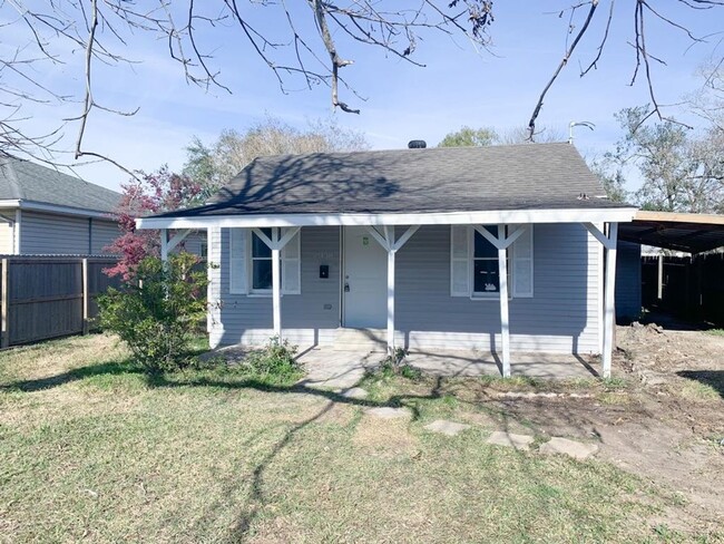 Building Photo - Gorgeous all renovated Home in Groves, TX!.
