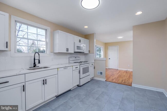 Photo - 344 Nimitz Rd