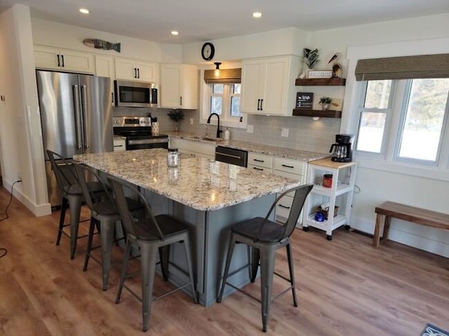 Beautiful eat in kitchen - 2836 Sleepy Hollow Rd House