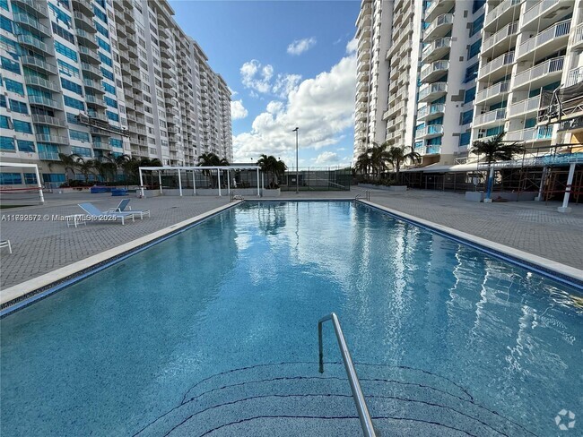 Building Photo - 18031 Biscayne Blvd Unit PH03 Rental