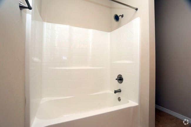 1BR - 750SF - Bathroom