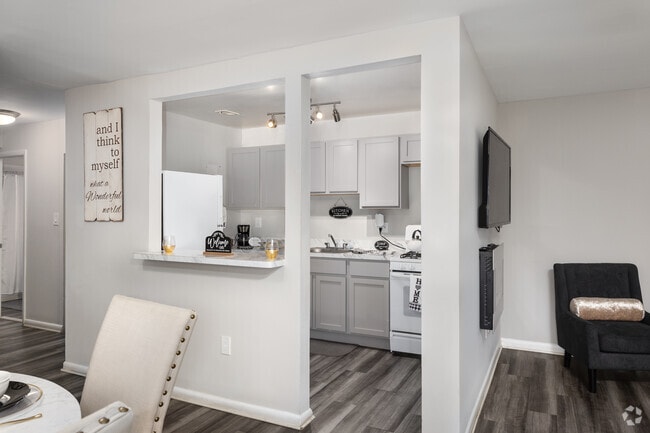 2BR, 2BA - 1,004SF - Kitchen - Admiral Place