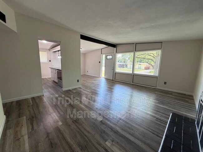 Photo - 765 Bobbins Ln