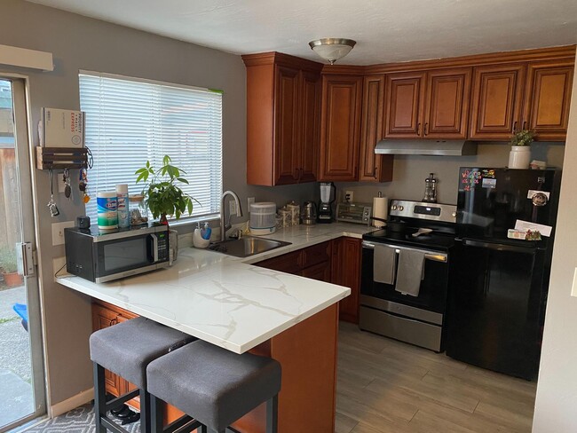 Remodeled 2 bedroom beautiful LVT flooring... - Remodeled 2 bedroom beautiful LVT flooring... House