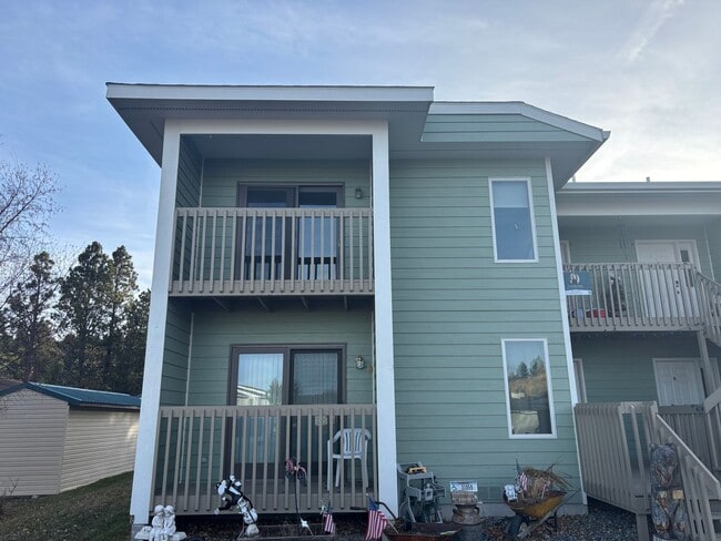 Building Photo - Cute 2 Bed 1 Bath Apartment, with Garage, and Wash/Dryer Included!!