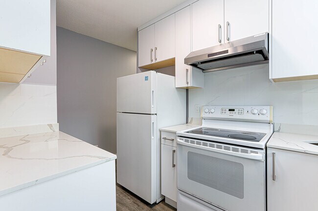 Photo - 811 Duthie Ave