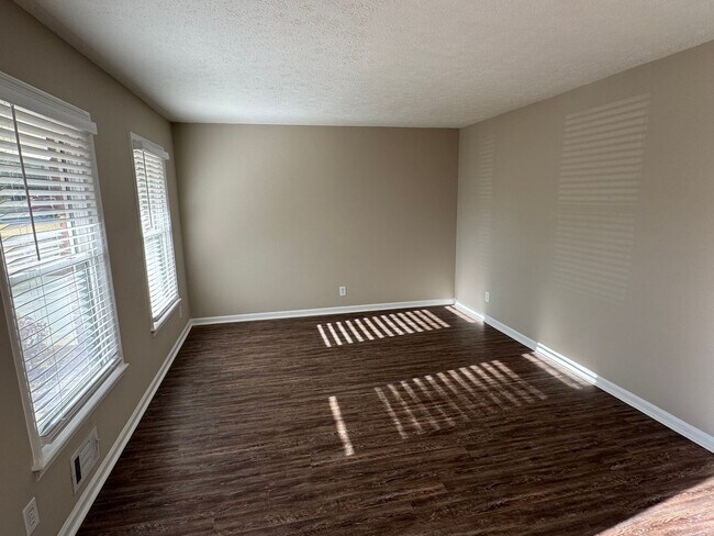 Photo - 437 Lockridge Ln