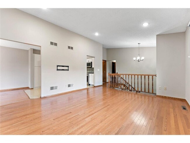 Photo - 560 Donegal Cir