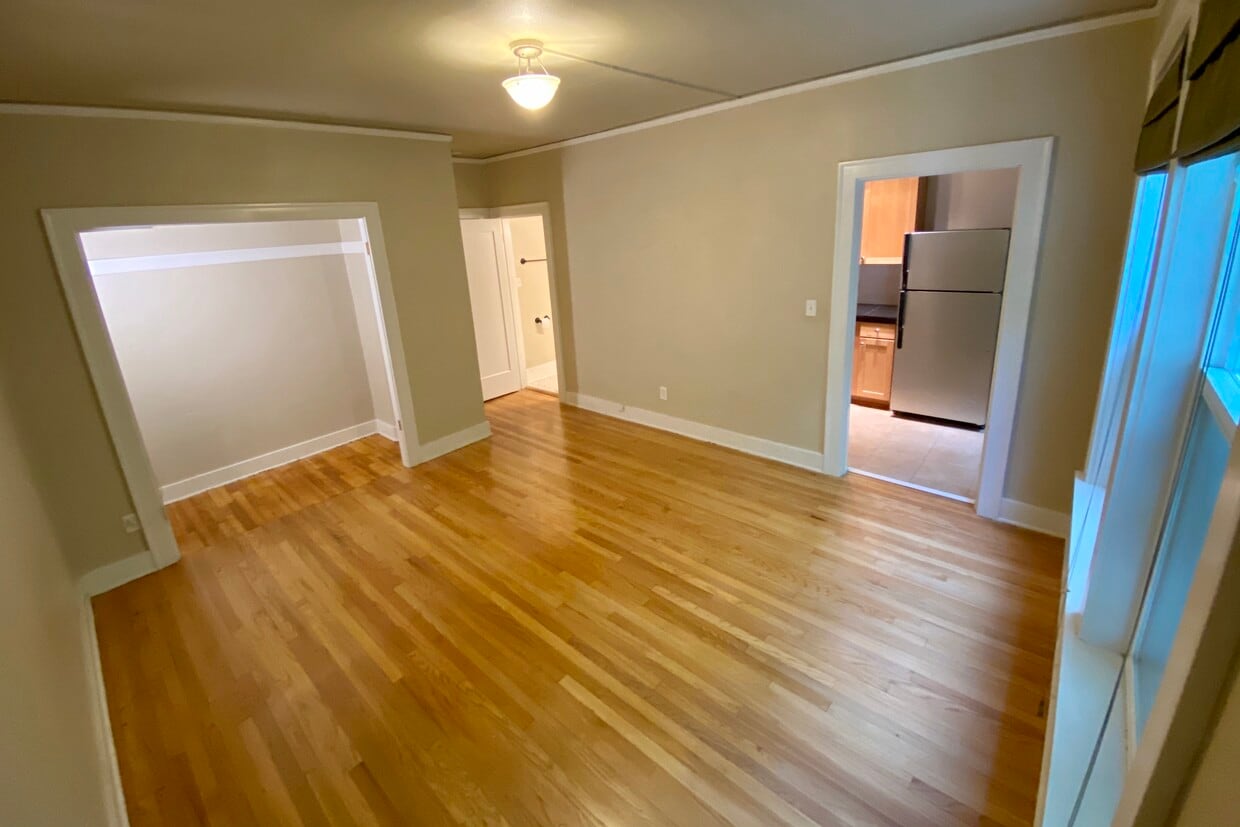 Photo - 901 NE 43rd St (Seattle, WA)