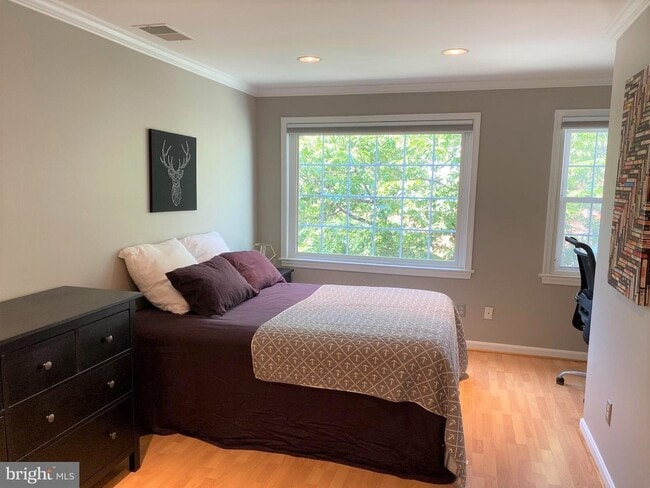 Building Photo - 617 N Henry St Unit 2 bed 1 bath across the park