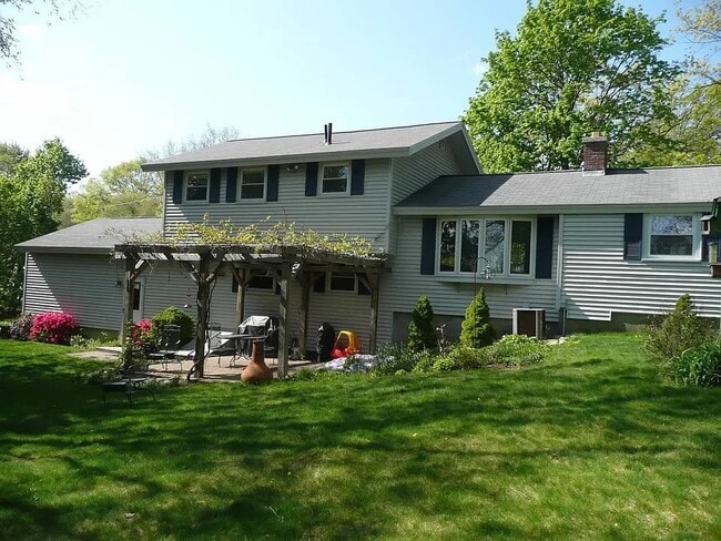 Building Photo - 1 Cayuga Dr