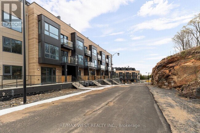 Photo - 119 Town Line Rd E
