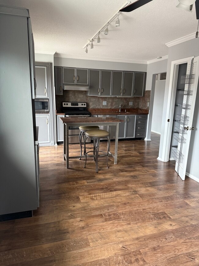 Large over sized kitchen - 10328 Forest Brook Ln Unit F