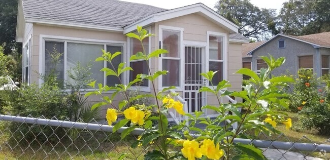 Building Photo - Extra Large 2 Bedroom Rental