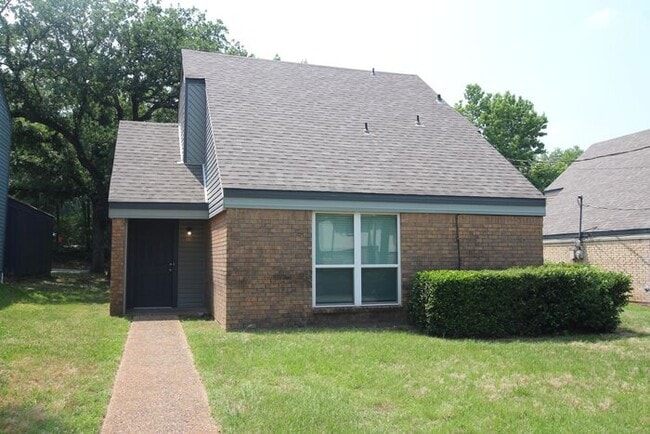 Building Photo - Available Now! Recently remodeled 3/2 in T... Rental