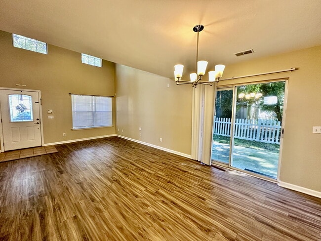 Photo - Three Bedroom Home in the Farm with a Lago...