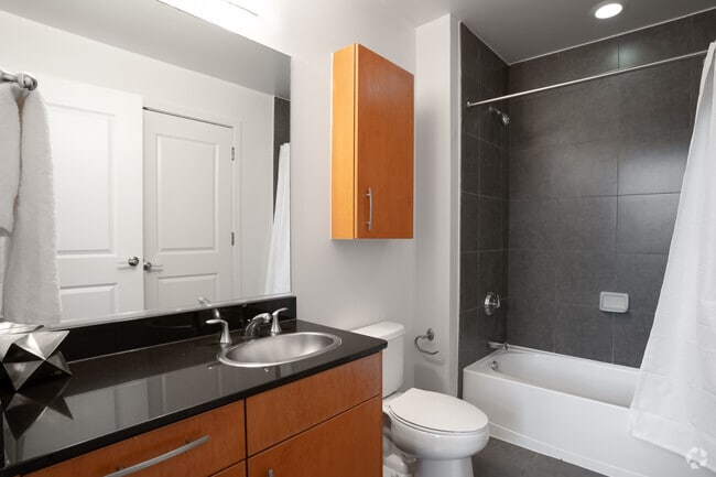 2BR, 2BA - 842 SF- Primary Bathroom