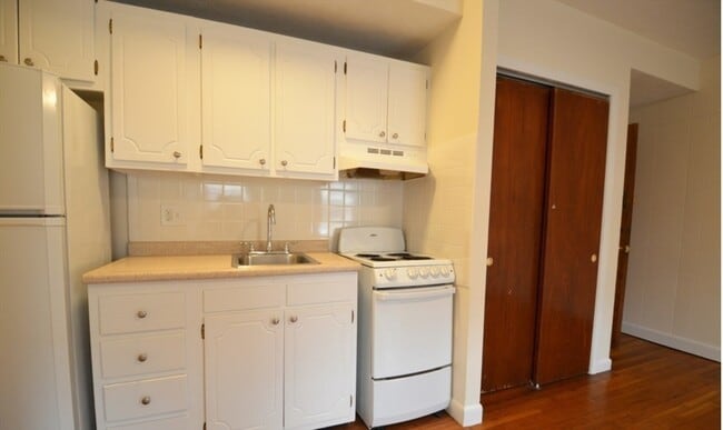 Building Photo - 168 N Beacon St Unit 1