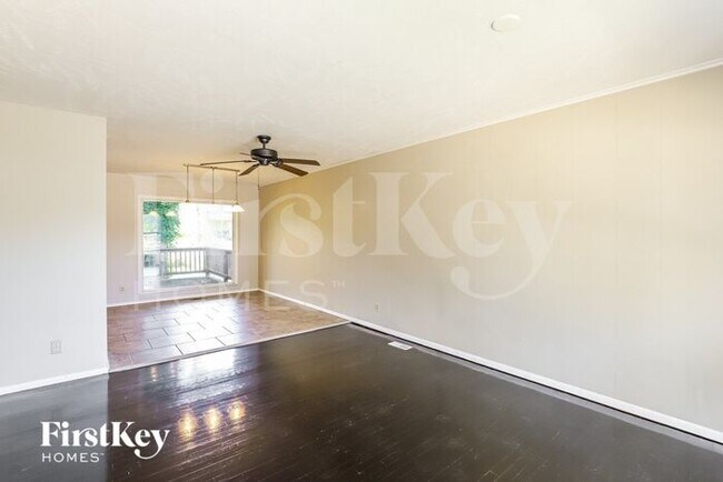 Photo - 521 Fairlane St