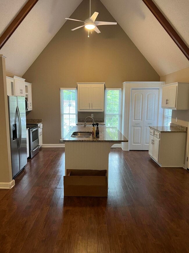 Photo - 470 Greenwich Dr