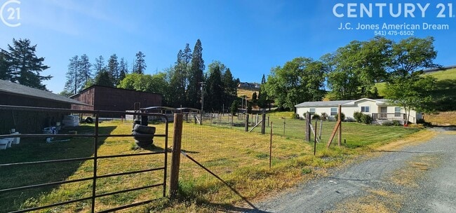 Building Photo - Horse Property on 2.5 Acres Minutes to Downtown Grants Pass