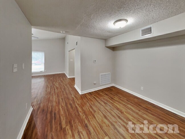 Photo - 623 Walston Ln