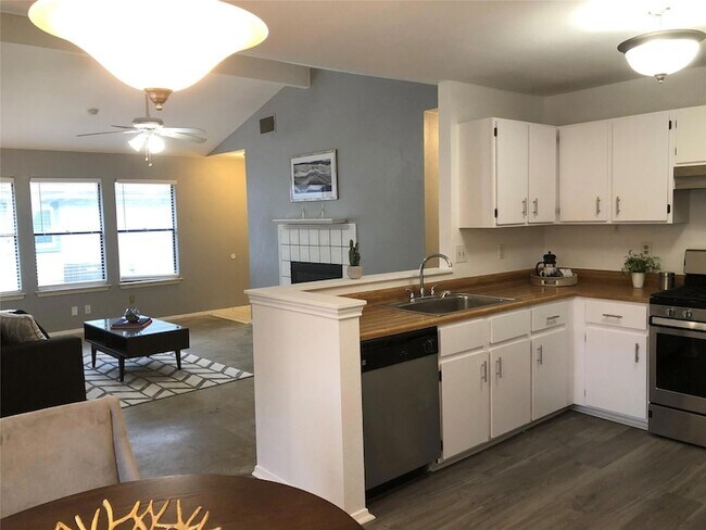 Photo - 1402 Byers Ln