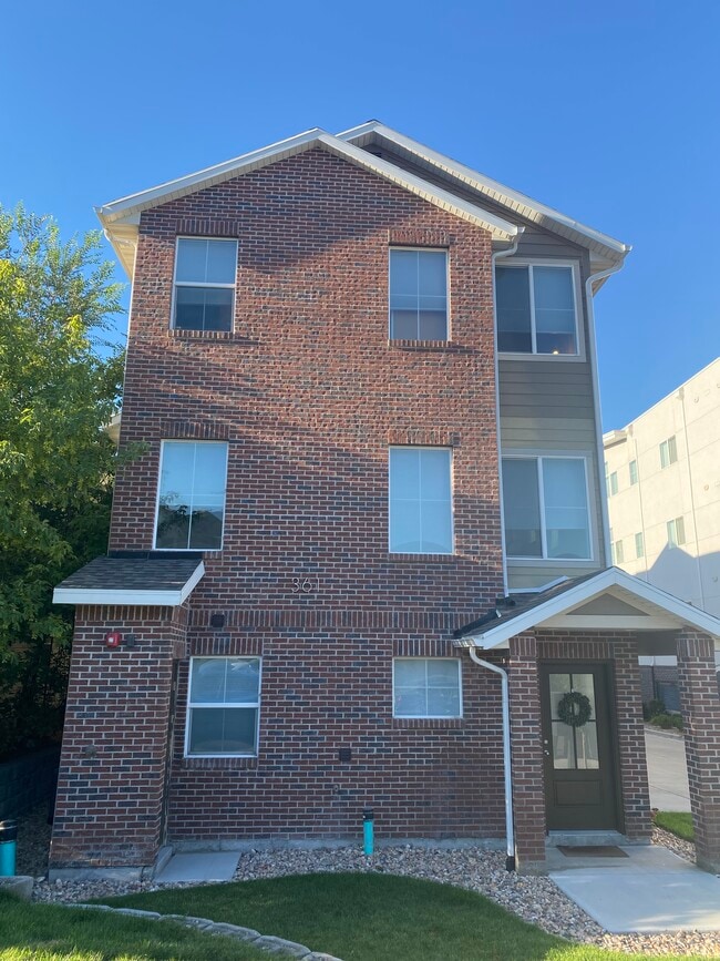 Atractiva fachada de ladrillo y resistente. Esta es la parte frontal. Su unidad está alejada de la calle. - 361 W Reed Ave Unidad 102