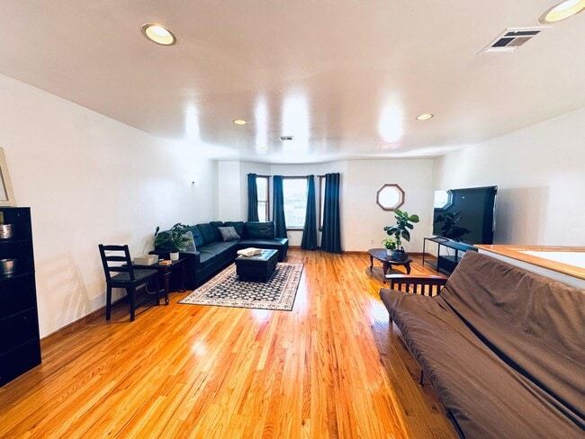 162 W 53rd St Unit 2