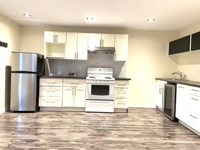 Building Photo - 2 bedroom in Coquitlam BC V3E 3H1