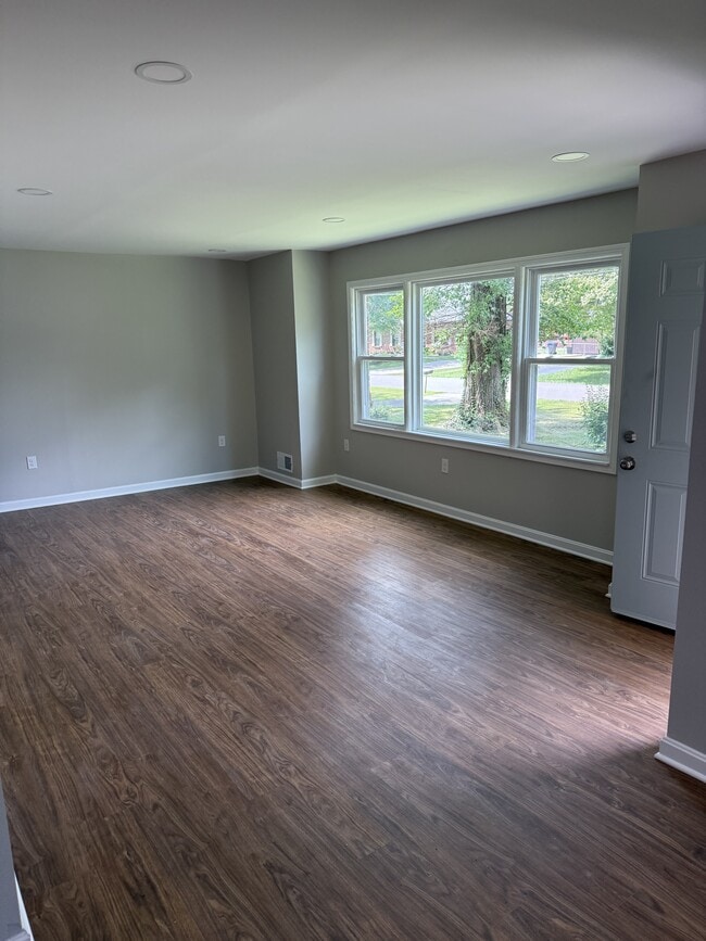 Building Photo - 6501 Fernview Rd Rental