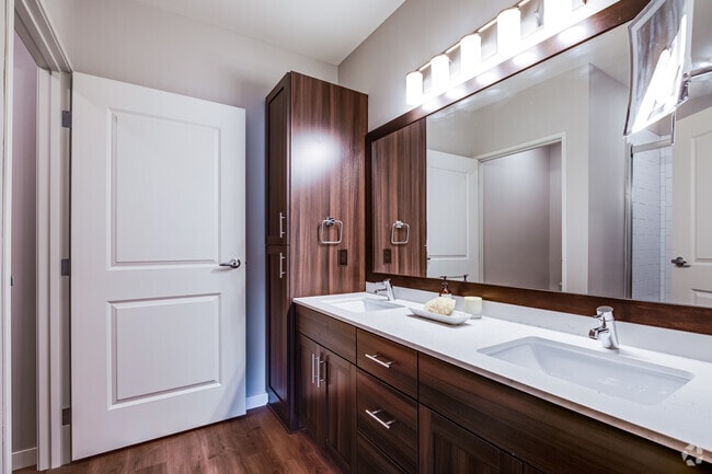 2BR, 3BA Townhome - Bathroom 1