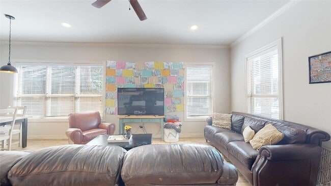 Photo - 105 Luther St