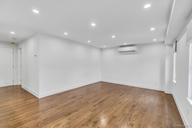 Photo - 1431 Old Northern Blvd Unidad 4