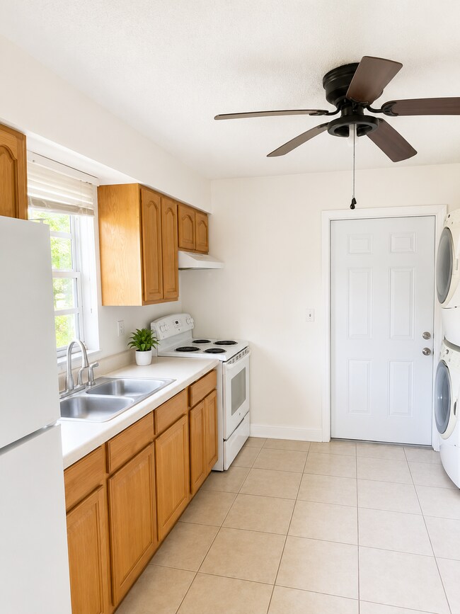 Photo - 1734 Gladys St