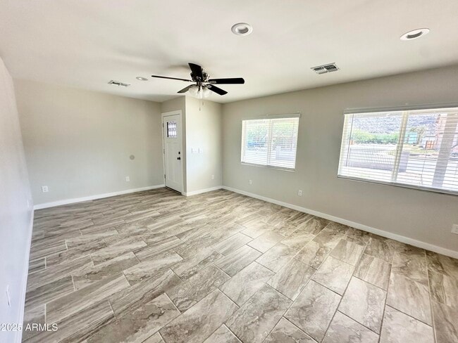 Building Photo - 734 E Hazel Dr Rental