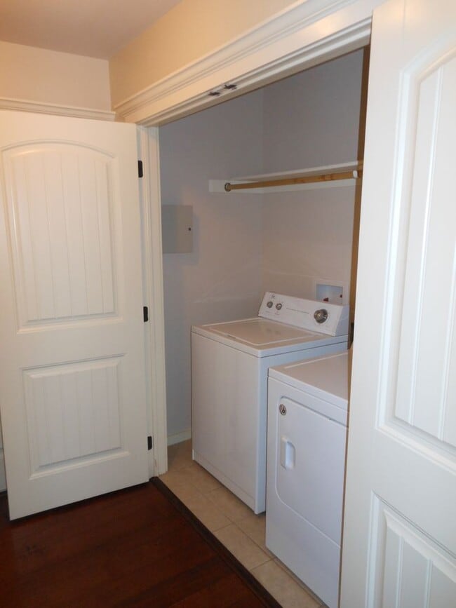 Photo - 2 Bedroom 1 Bath Apartment (40% 1st Month ... Unit Apt K