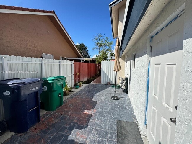 Photo - 10710 SW 141st Ave Unidad 2