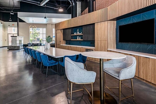 La cocina ubicada en el salón de residentes es perfecta para recibir invitados.