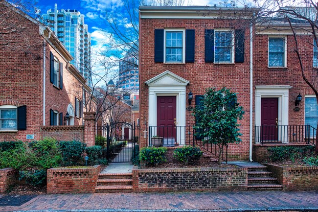 Photo - 520 N Poplar St Townhome