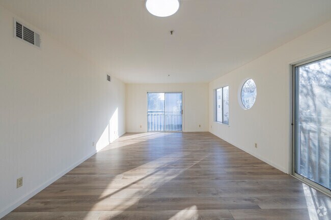 2BR, 2BA - 1008 SF - Living Room