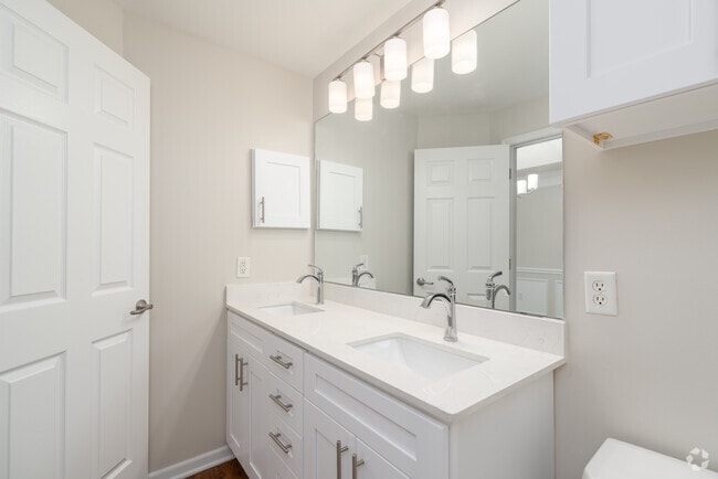 2BR, 1BA - 892SF - Bathroom