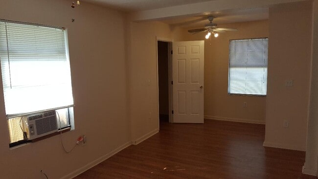 bdrm w walk-in closet - 434 N Osprey Ave Unit 4