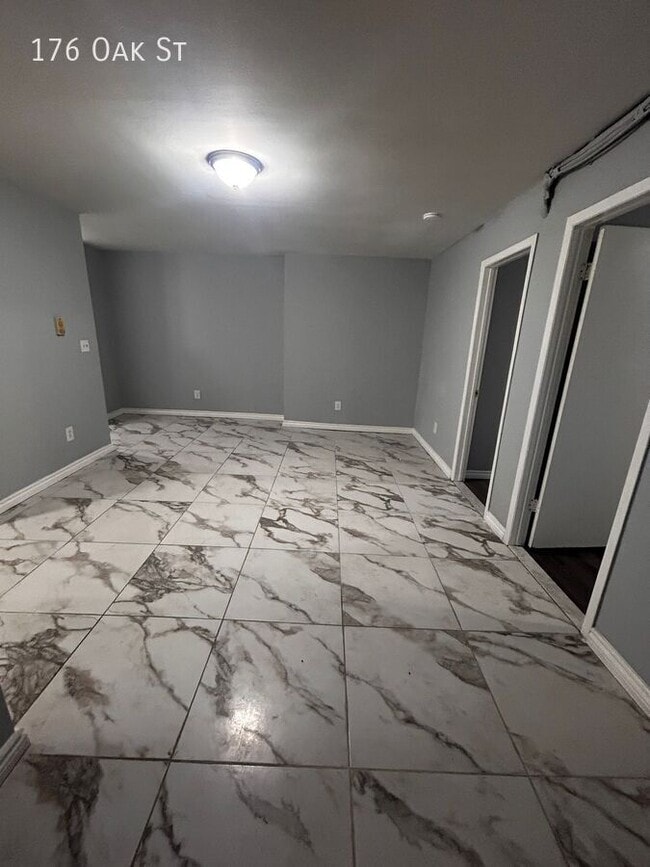 Photo - 176 Oak St