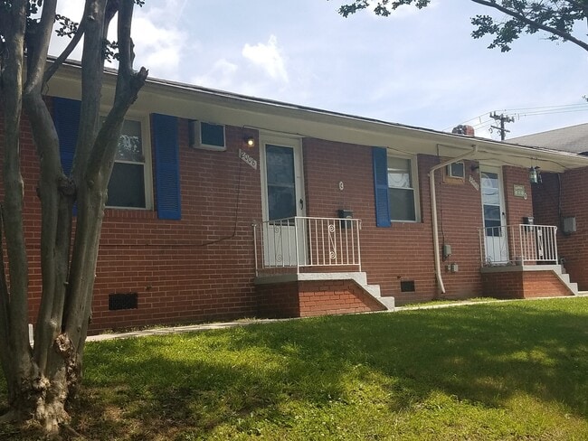 Building Photo - Lovely 1 Bedroom Apartment Near Duke West and Hospital Unit 2008C