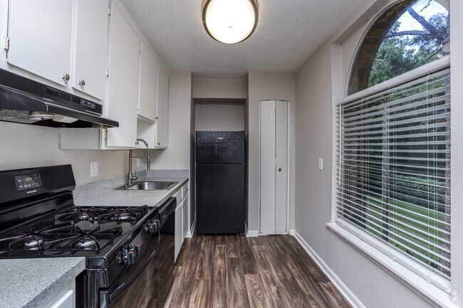 2BR, 1BA- 921 SF