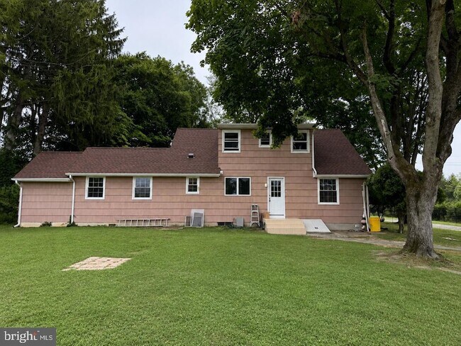 Photo - 580 Village Rd W